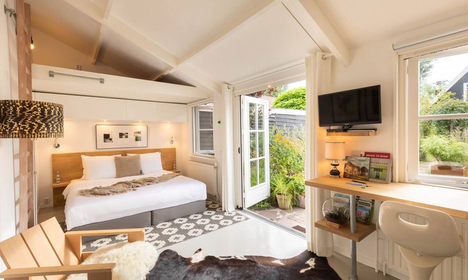 Broek in Waterland Ski Chalet | Luxury B & B in historic village 10 km from Amsterdam Center