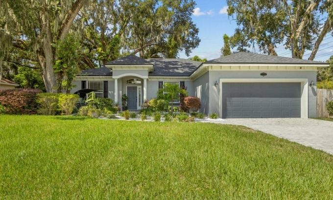 Lakeland House | Luxury Backyard. King Size Beds. Massage Chair.