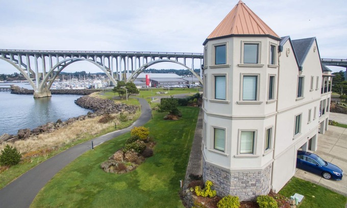Newport Condo | Luxury bay front condo just south of the Newport bridge with stunning views!