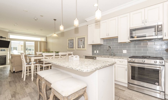Dewey Beach Condo | Luxury Bayfront Penthouse Condo 1 block from the beach. Overlooking rooftop pool