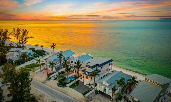 Anna Maria Apartment | Luxury Beachfront Home w/Pool, Spa, Gulf Views