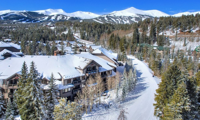 Breckenridge Condo | Luxury Breck Condo Ski-In/Gondola-Out Access & Resort Pool View