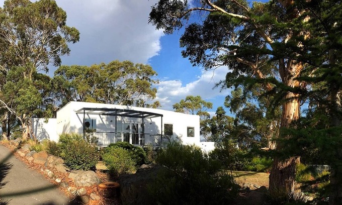 Mount Nelson House | Luxury Bushland Retreat - Outside the Box
