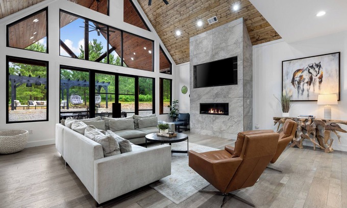 Broken Bow Cabin | Luxury Cabin | Sleeps 16 | Hot Tub+Outdoor Living