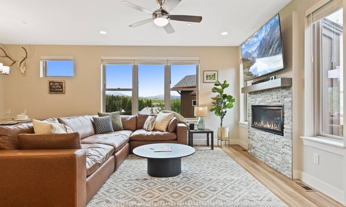 Rendezvous House | Luxury Chalet 7 I Private Hot Tub I Great Views I Best Price I Discounted Attractions