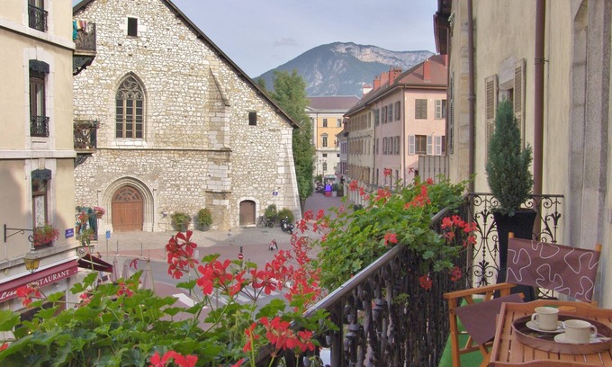 Annecy Old Town Apartment | Luxury charming apartment 4* with balcony in the Old Town of Annecy