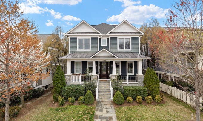 Virginia Square House | Luxury Clarendon House - w/8 Bedrooms, 6 Bathrooms - 21 guests