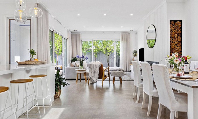 Mornington House | Luxury Coastal Escape | 5min Beach | 1min Cafes
