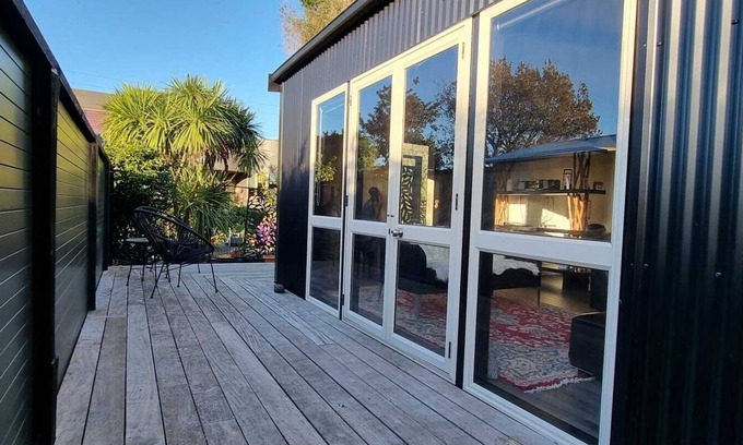 Mangere Bridge Cottage | Luxury Container House Auckland Airport