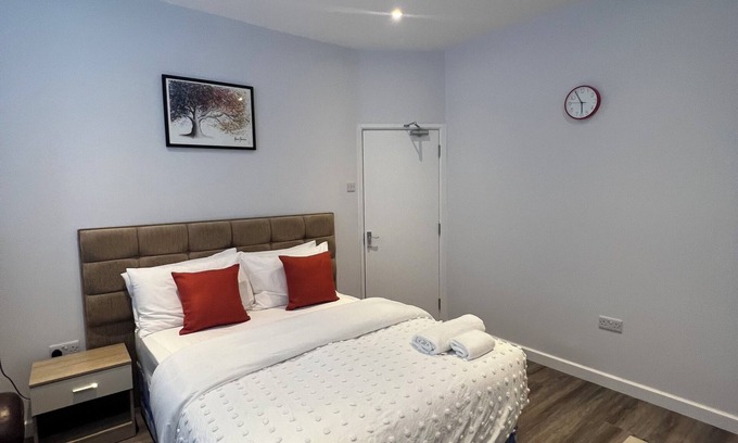 Northampton House | Luxury, Cosy and Quiet 4-bed House close to town centre and transport