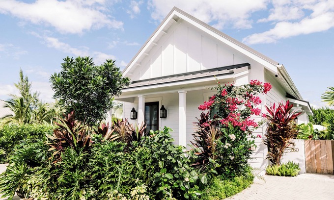 Seven Mile Beach Cottage | Luxury Cottage, 1bd/1ba steps to Pool+7 Mile Beach