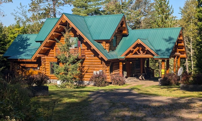 Republic Cabin | Luxury Custom Built Log Cabin with indoor pool and spa on Lake Michigamme