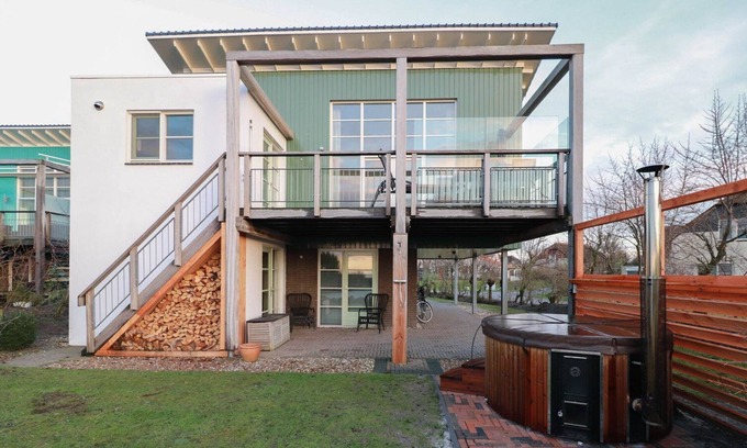 Makkum Cabin | Luxury detached villa on or near the beach