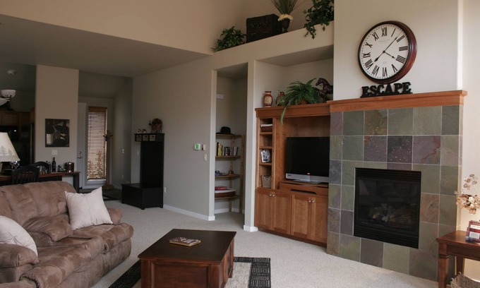 Redmond House | Luxury Eagle Crest Condo- Private Hot Tub, Fireplace, Free WiFi!