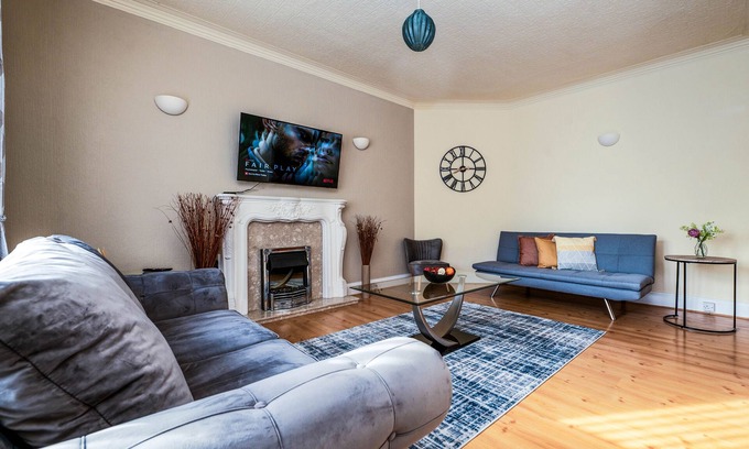 Grimsby Apartment | Luxury flat in central location