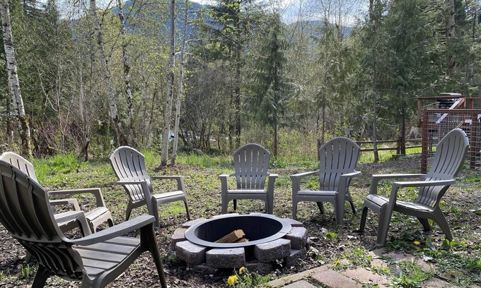 Warnick House | Luxury Glacier Home, covered hottub/King/EV/Wifi