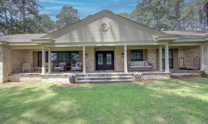 Texarkana House | Luxury Golf Course Getaway at Texarkana Country Club.