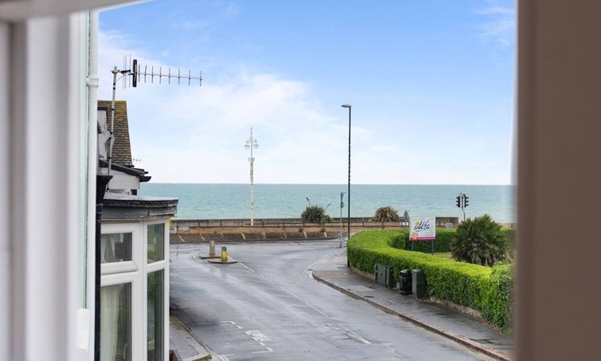 Bognor Regis Apartment | Luxury ground floor Georgian apartment with garden, by the sea, 6 guests.