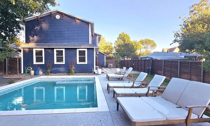 McKinney House | Luxury Historical Downtown Mckinney resort home POOL and HOT TUB