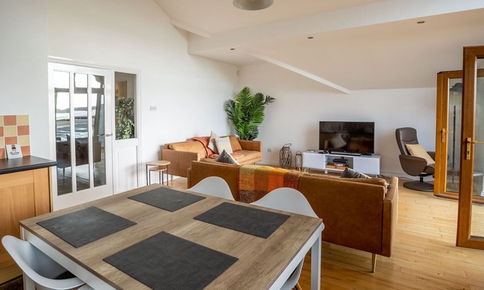 Newcastle Apartment | Luxury Holiday Home on Newcastle Bay