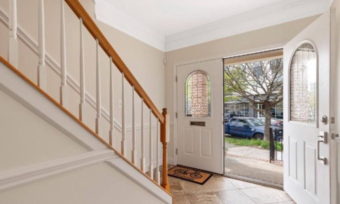 Federal Hill House | Luxury Home in Popular Fed Hill @ Nightly Discount, Free Parking & Pets Friendly