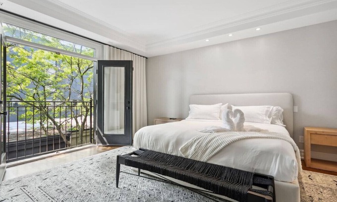 Yorkville House | Luxury Home Yorkville 4bed4bath Backyard Parking