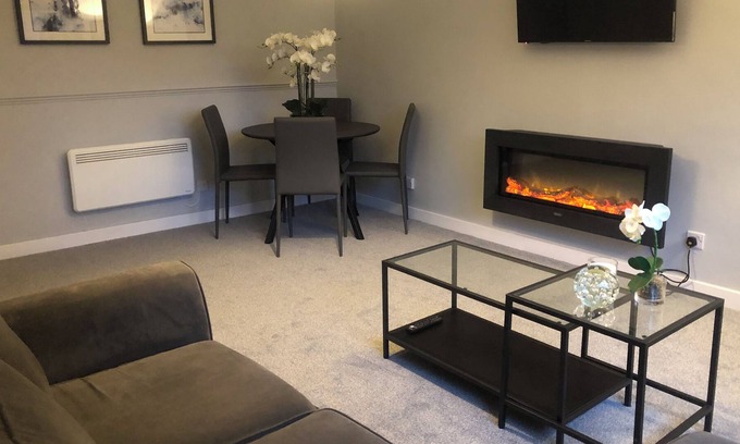 South Queensferry Apartment | Luxury Hotel Style 2 Bedroom Apartment in Sth Queensferry Views to Forth Bridge