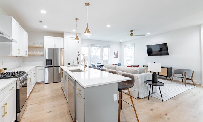 Nashville House | *Luxury* Huge Rooftop & Backyard! 7 MIN Downtown!