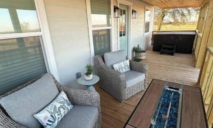 Fredericksburg Cottage | Luxury King Suite with private hot tub and firepit in the heart of wine country