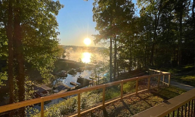 Scottsville House | Luxury lake nest, private docks, hot tub, game and kid room, year round Lakeview