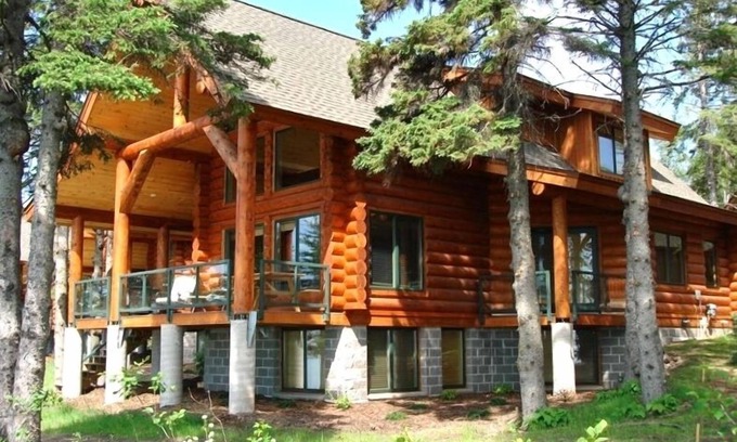 Tofte House | Luxury Lake Superior Log Home ~ Fantastic Lake View ~ Excellent Location!