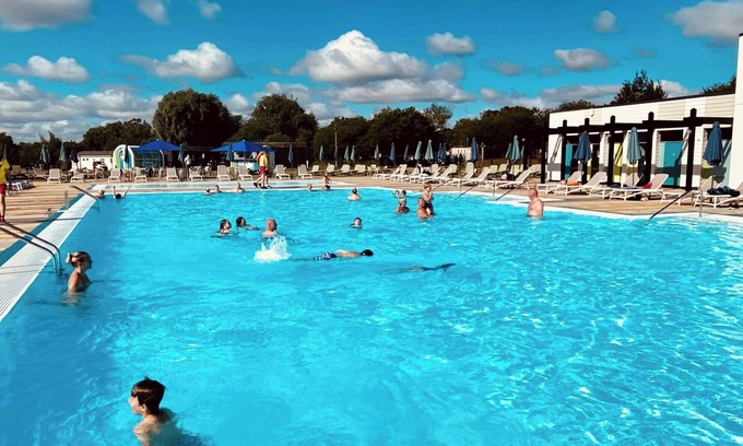 Tattershall House | luxury lake view 8 berth caravan at tattershall lakes pet friendly + hot tub