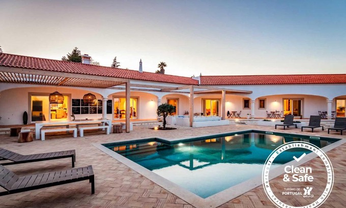 Colinas Verdes Villa | Luxury Lodge in outskirts of Lagos