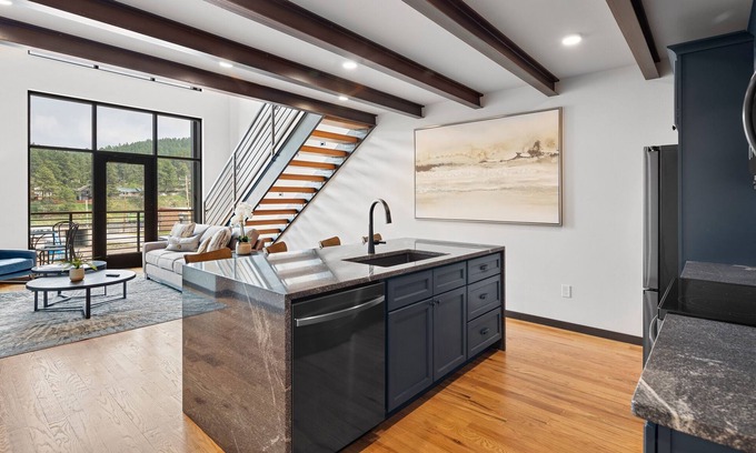 Hill City Apartment | Luxury Loft 4 Overlook Main Street