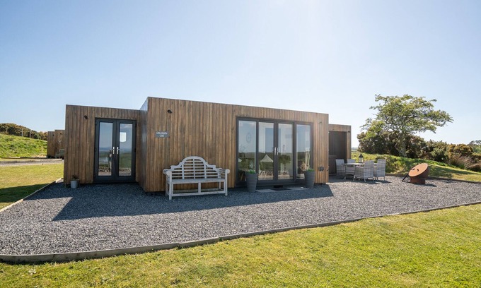 Newton Stewart Apartment | Luxury Modern Container Cabin With Hot Tub