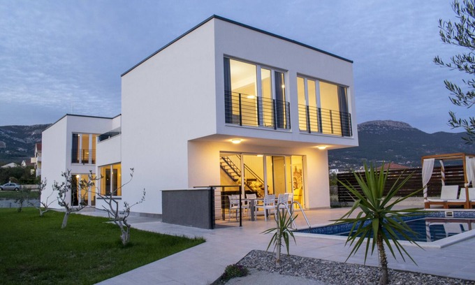 Rudine House | Luxury modern villa Quenn Helen