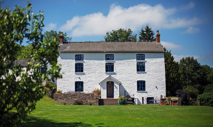 Abergavenny House | Luxury Mountain Holiday Property & Wellness Retreat with Sauna, Pool & Hot Tub.