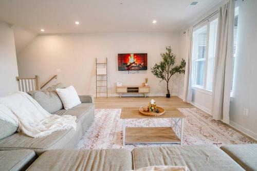Ashburn House | Luxury Newly Built Ashburn Home 40 mins to DC