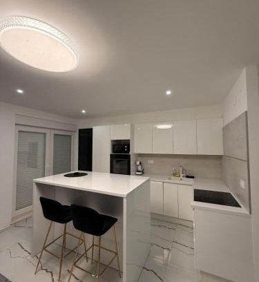 Vranjic Apartment | Luxury Oasis With Private Pool & Parking