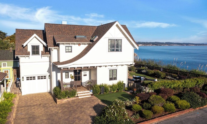 Capitola House | Luxury Ocean Front/Panoramic Views,Walk to Beach, Shops & Dining