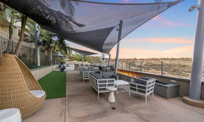 University City Apartment | Luxury Penthouse! Amenities Galore! w/King Bed