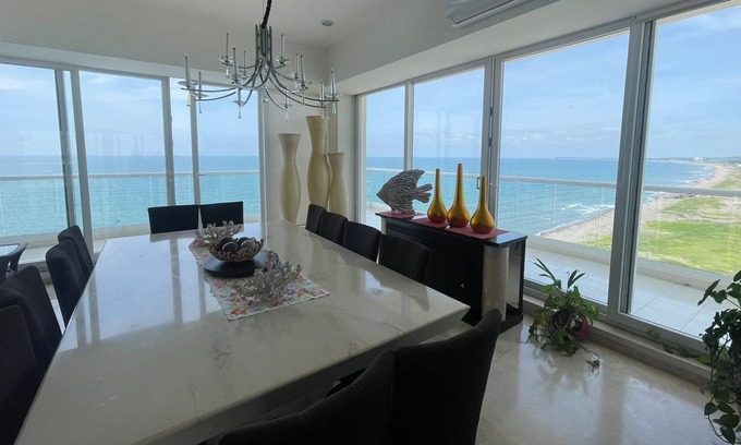 Alvarado Apartment | Luxury PH in front of the Sea