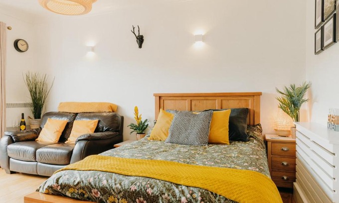 Caldicot Apartment | Luxury Private Suite-Parking, Courtyard & Wi-Fi