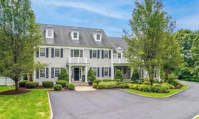 Ridgefield House | Luxury Retreat-5BR plus 3rd floor that sleeps 12 adults; 1 mile to town center