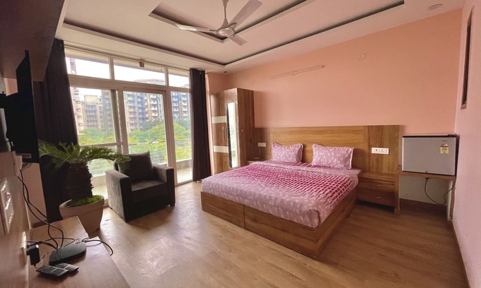 Gurugram Hotel | luxury room attach bath & balcony huda city metro