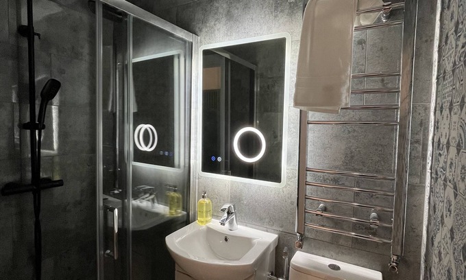 London Borough of Ealing Apartment | Luxury Room with bathroom in West London, Wembley nearby