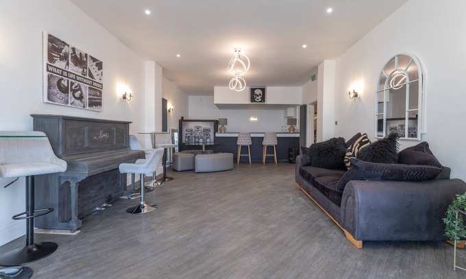 South Shore Apartment | Luxury Seafront Living for groups accommodating up-to 32 people!