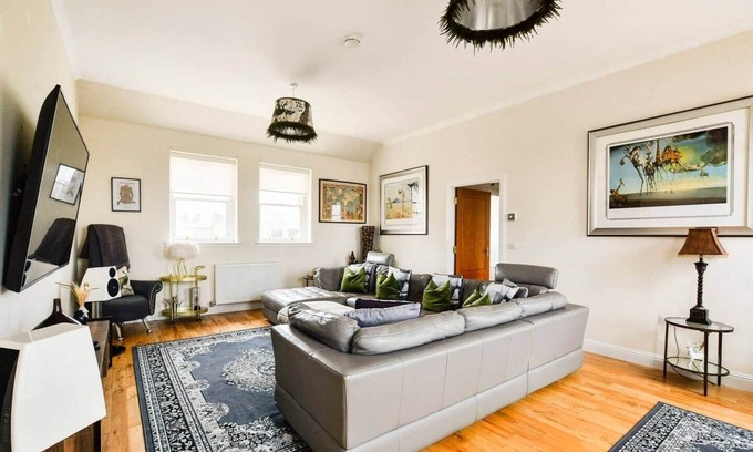 Kirkcaldy Apartment | Luxury Seaview Gated Penthouse- Near Edinburgh.