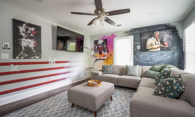 Marietta House | Luxury Sports Art Gallery - 15 mins to ATL Battery