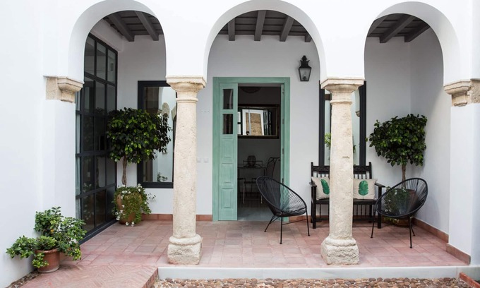 La Catedral Apartment | Luxury studio near Mosque Cathedral with wonderful courtyard in a